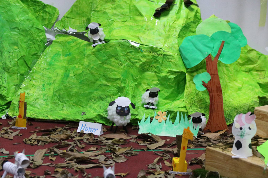 Các cô sử dụng lá cây để trang trí kích thích các giác quan người xem như lạc vào trong khu rừng thần tiên Các cô sử dụng lá cây để trang trí kích thích các giác quan người xem như lạc vào trong khu rừng thần tiên