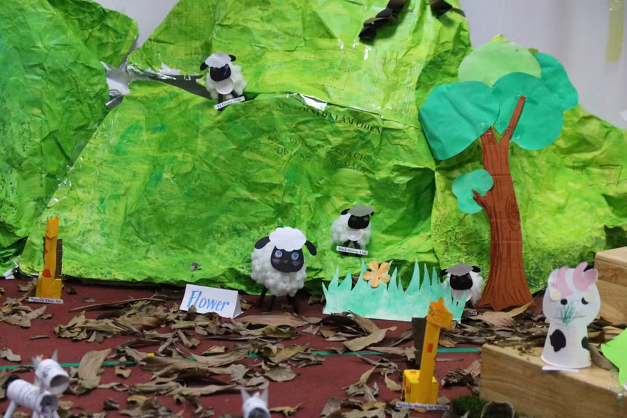 Các cô sử dụng lá cây để trang trí kích thích các giác quan người xem như lạc vào trong khu rừng thần tiên Các cô sử dụng lá cây để trang trí kích thích các giác quan người xem như lạc vào trong khu rừng thần tiên