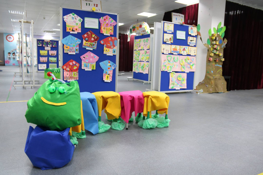 Chú sâu ngộ nghĩnh được các cô thiết kế những chiếc ghế ngồi Chú sâu ngộ nghĩnh được các cô thiết kế những chiếc ghế ngồi