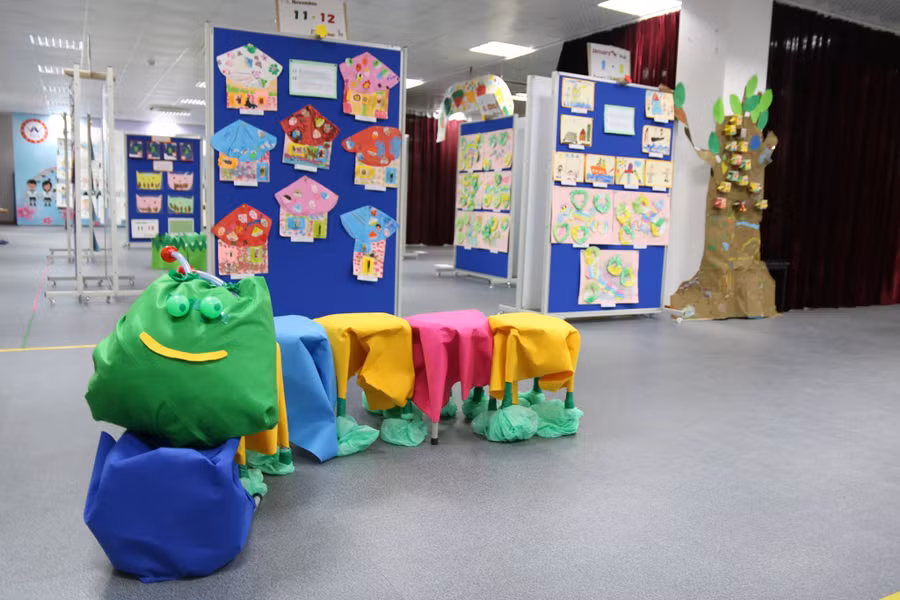 Chú sâu ngộ nghĩnh được các cô thiết kế những chiếc ghế ngồi Chú sâu ngộ nghĩnh được các cô thiết kế những chiếc ghế ngồi