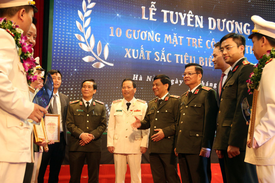 Trung tướng Đoàn Duy Khương, Giám đốc CATP cùng các đồng chí lãnh đạo trò chuyện với các gương mặt trẻ xuất sắc tiêu biểu CATP 2018.