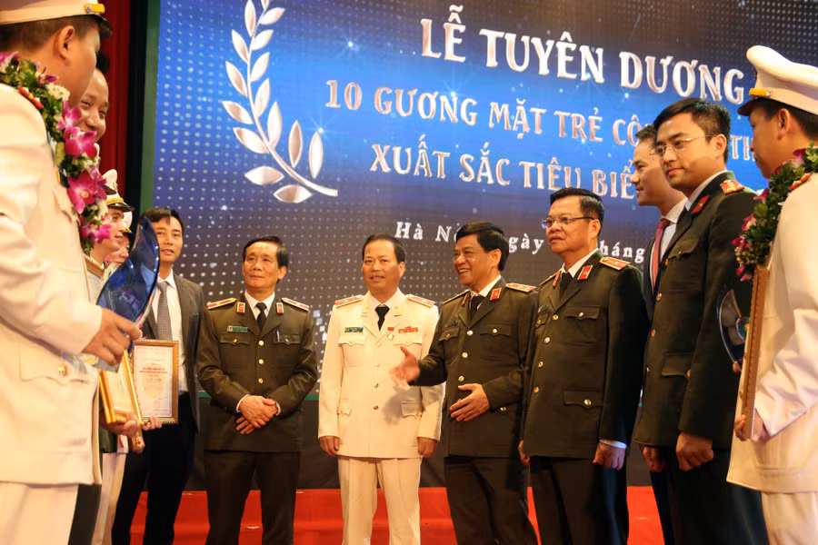 Trung tướng Đoàn Duy Khương, Giám đốc CATP cùng các đồng chí lãnh đạo trò chuyện với các gương mặt trẻ xuất sắc tiêu biểu CATP 2018.