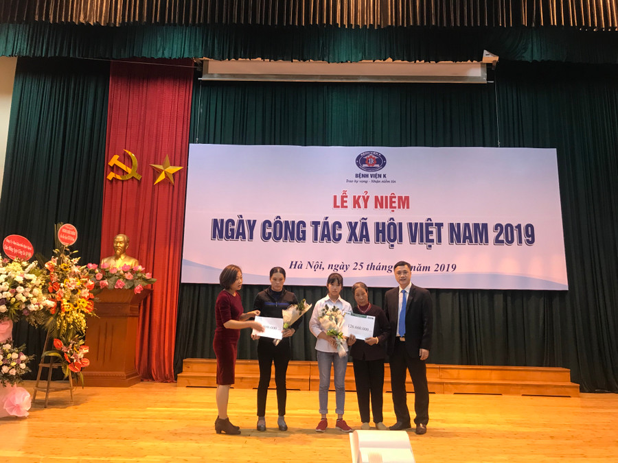 Bệnh viện K trao quà cho bệnh nhân ung thư Bệnh viện K trao quà cho bệnh nhân ung thư