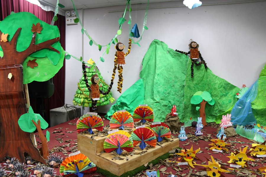 Những chú công rực rỡ sắc màu được làm từ những đôi tay bé nhỏ của các con Những chú công rực rỡ sắc màu được làm từ những đôi tay bé nhỏ của các con