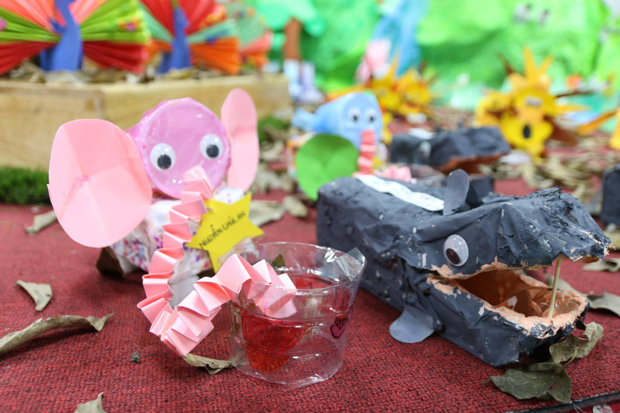 Chú voi con đang uống nước Chú voi con đang uống nước