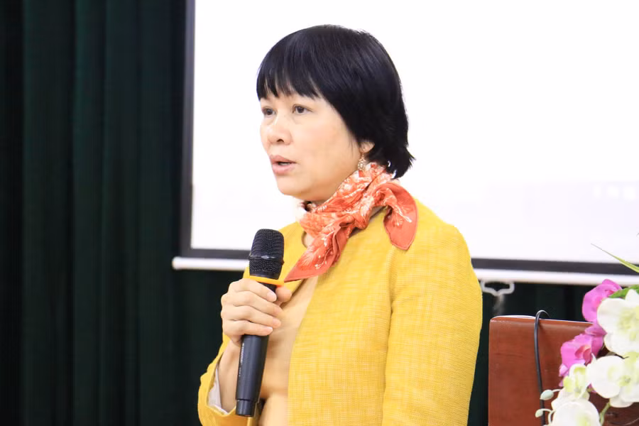 TS. Khuất Thu Hồng chia sẻ tại tọa đàm