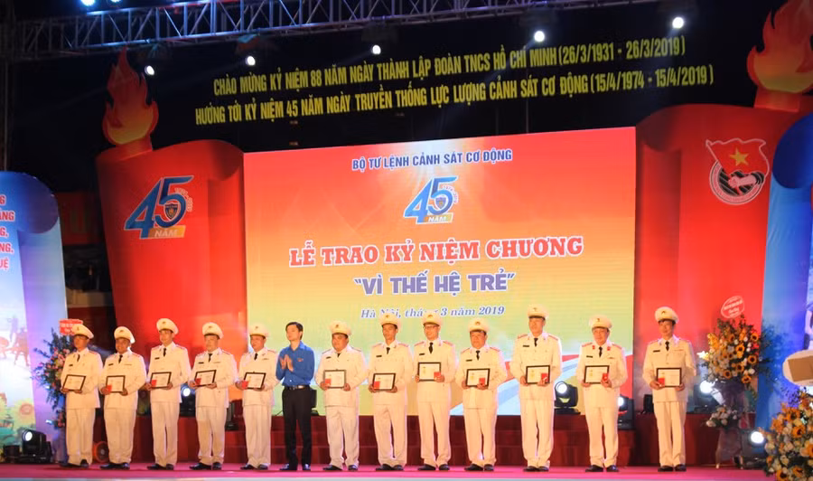 Bộ Công an trao kỷ niệm chương và bằng khen cho 20 chiến sỹ cơ động tiêu biểu năm 2018.