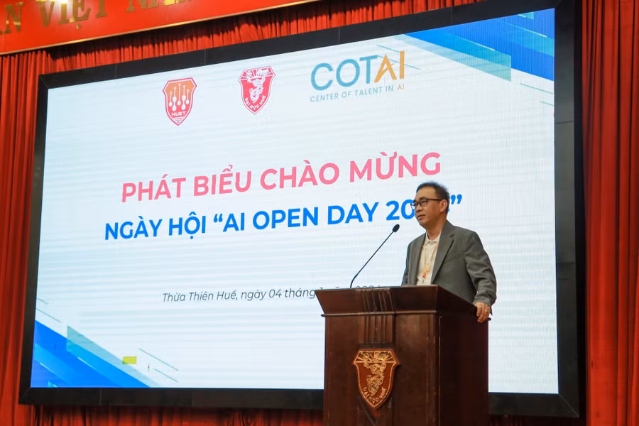 PGS.TS Nguyễn Quang Lịch – Khoa trưởng Khoa Kỹ thuật và Công nghệ - ĐH Huế phát biểu tại ngày hội.