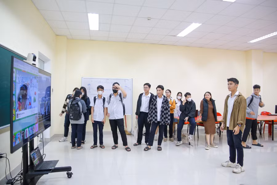 Hào hứng trải nghiệm minigame.