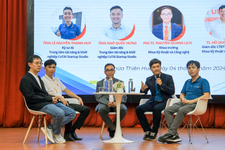 Các chuyên gia trao đổi, giải đáp thắc mắc của học sinh, sinh viên.