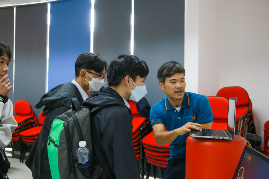 TS Ngô Quốc Hưng - Giám đốc Trung tâm tài năng và khởi nghiệp CoTAI Startup Studio giới thiệu và hướng dẫn học sinh về công nghệ trong lĩnh vực trí tuệ nhân tạo. TS Ngô Quốc Hưng - Giám đốc Trung tâm tài năng và khởi nghiệp CoTAI Startup Studio giới thiệu và hướng dẫn học sinh về công nghệ trong lĩnh vực trí tuệ nhân tạo.