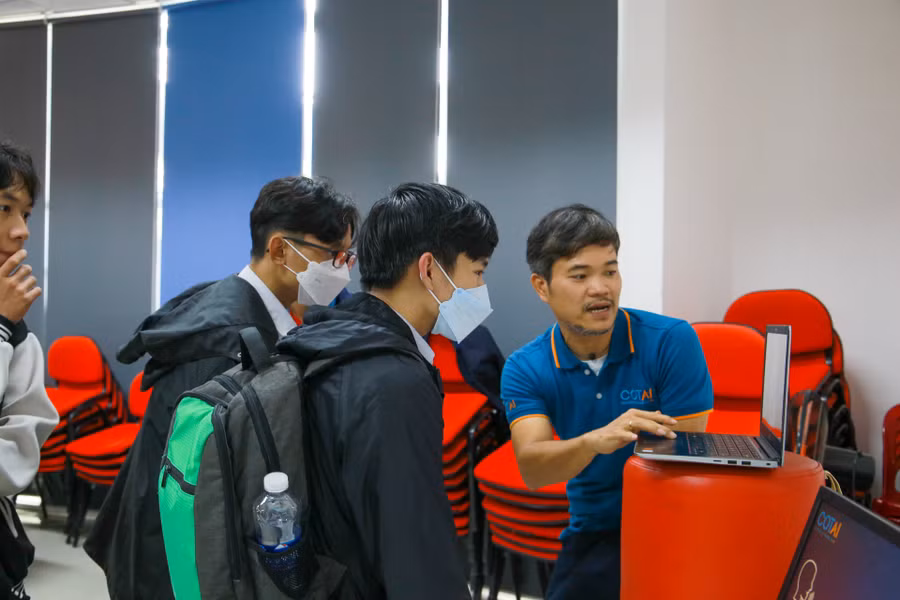 TS Ngô Quốc Hưng - Giám đốc Trung tâm tài năng và khởi nghiệp CoTAI Startup Studio giới thiệu và hướng dẫn học sinh về công nghệ trong lĩnh vực trí tuệ nhân tạo.