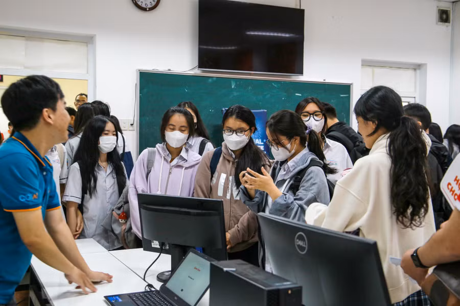 Rất đông học sinh các trường THPT đăng ký tham gia trải nghiệm công nghệ nhận diện khuôn mặt Face Detection.