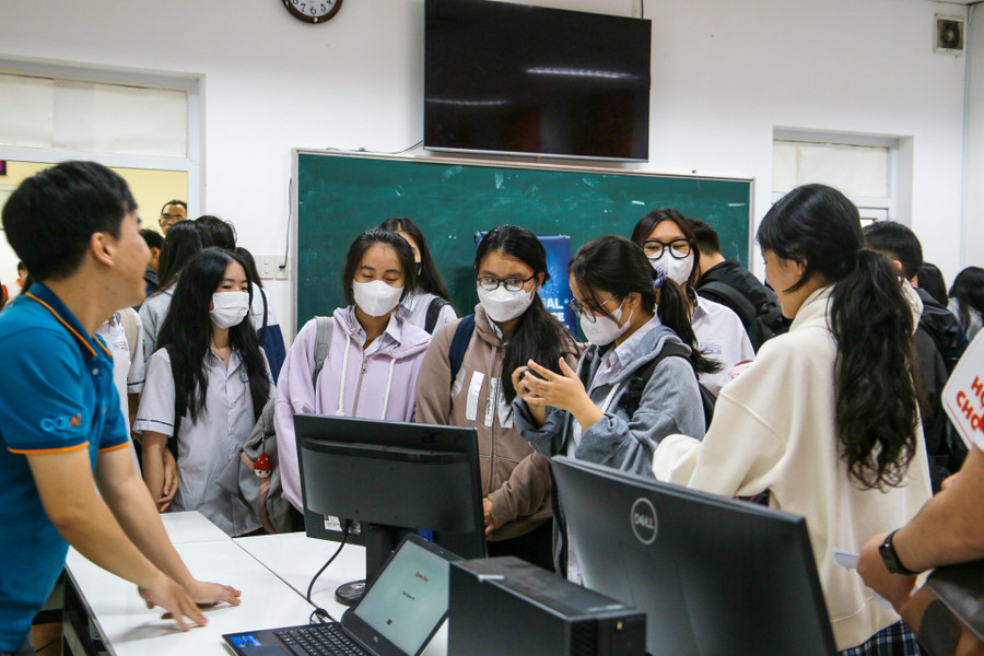 Rất đông học sinh các trường THPT đăng ký tham gia trải nghiệm công nghệ nhận diện khuôn mặt Face Detection. Rất đông học sinh các trường THPT đăng ký tham gia trải nghiệm công nghệ nhận diện khuôn mặt Face Detection.