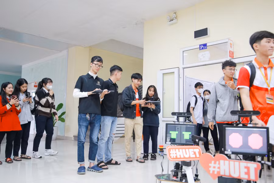 Sinh viên của Khoa Kỹ thuật và Công nghệ - ĐH Huế hướng dẫn học sinh trải nghiệm điều khiển rô bốt.