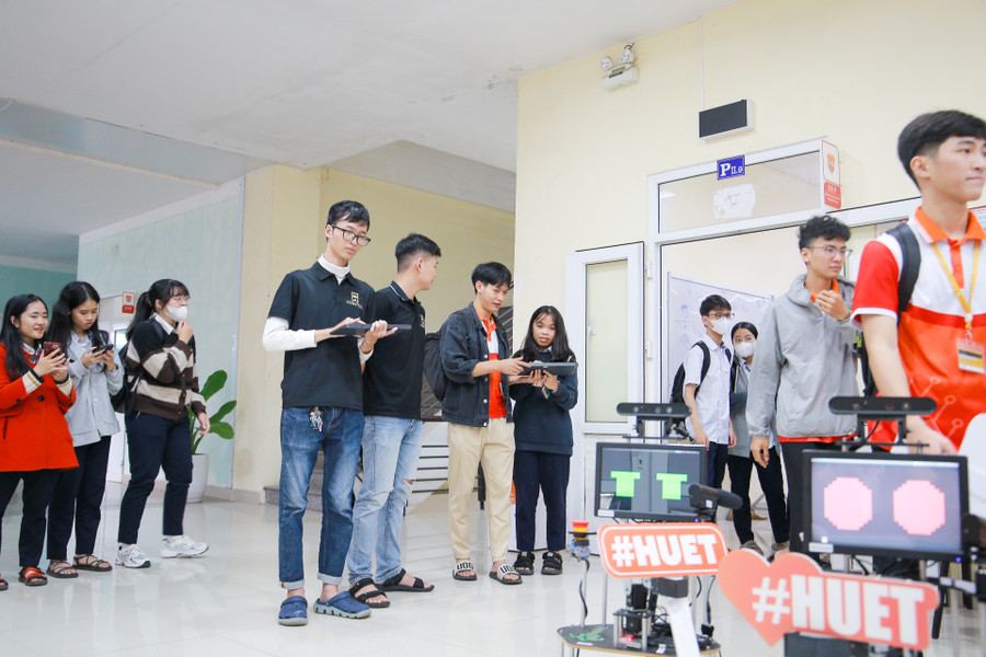 Sinh viên của Khoa Kỹ thuật và Công nghệ - ĐH Huế hướng dẫn học sinh trải nghiệm điều khiển rô bốt. Sinh viên của Khoa Kỹ thuật và Công nghệ - ĐH Huế hướng dẫn học sinh trải nghiệm điều khiển rô bốt.