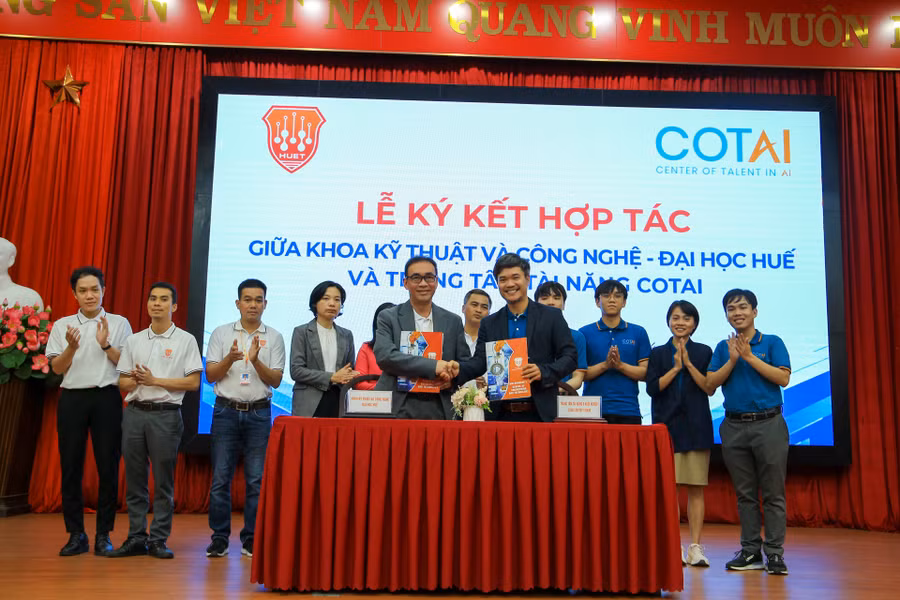 Lễ ký kết hợp tác giữa Khoa Kỹ thuật và Công nghệ - ĐH Huế và Trung tâm tài năng và khởi nghiệp CoTAI Startup Studio.
