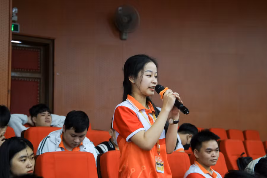 Nhiều câu hỏi liên quan đến lĩnh vực trí tuệ nhân tạo được học sinh, sinh viên trao đổi tại ngày hội như vấn đề việc làm, mức lương, chương trình đào tạo,...