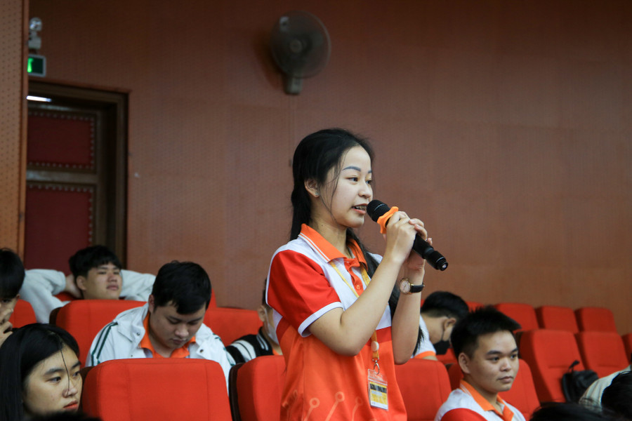 Nhiều câu hỏi liên quan đến lĩnh vực trí tuệ nhân tạo được học sinh, sinh viên trao đổi tại ngày hội như vấn đề việc làm, mức lương, chương trình đào tạo,... Nhiều câu hỏi liên quan đến lĩnh vực trí tuệ nhân tạo được học sinh, sinh viên trao đổi tại ngày hội như vấn đề việc làm, mức lương, chương trình đào tạo,...