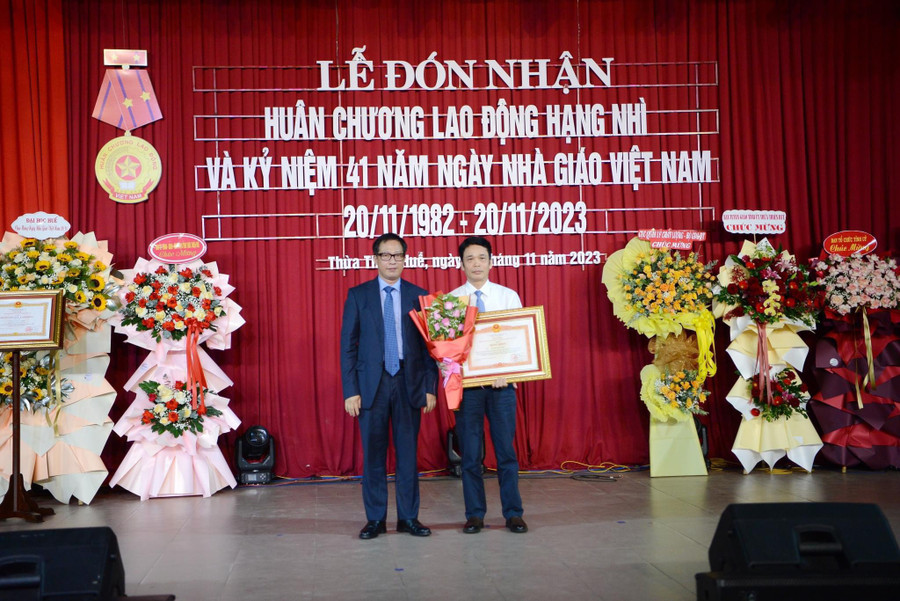 PGS.TS Nguyễn Đình Luyện (áo trắng), giảng viên cao cấp Khoa Hoá học, Trường Đại học Sư phạm, Đại học Huế. (Ảnh: Trường Đại học Sư phạm, Đại học Huế)