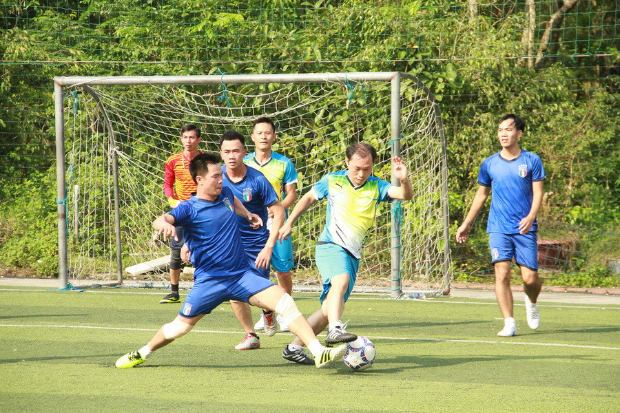 Pha lấy bóng đẹp mắt của cầu thủ đội Từ Sơn trong trận gặp đội Lương Tài