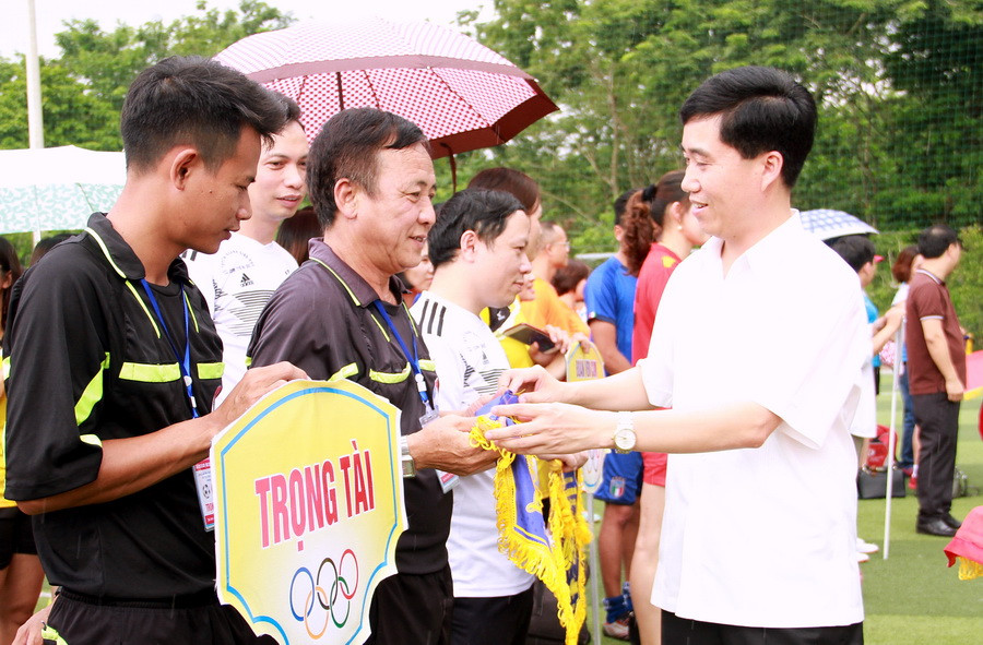 Ông Ngô Văn Liên - Giám đốc Sở tặng cờ lưu niệm cho các đội tham gia giải