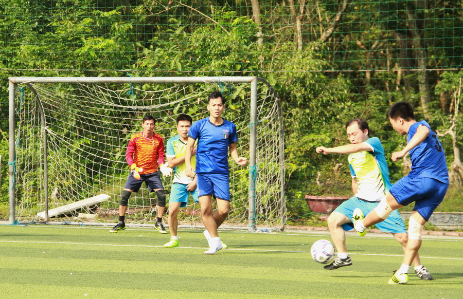 Một cú sút cầu môn của cầu thủ đội Lương Tài