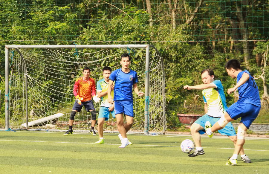 Một cú sút cầu môn của cầu thủ đội Lương Tài