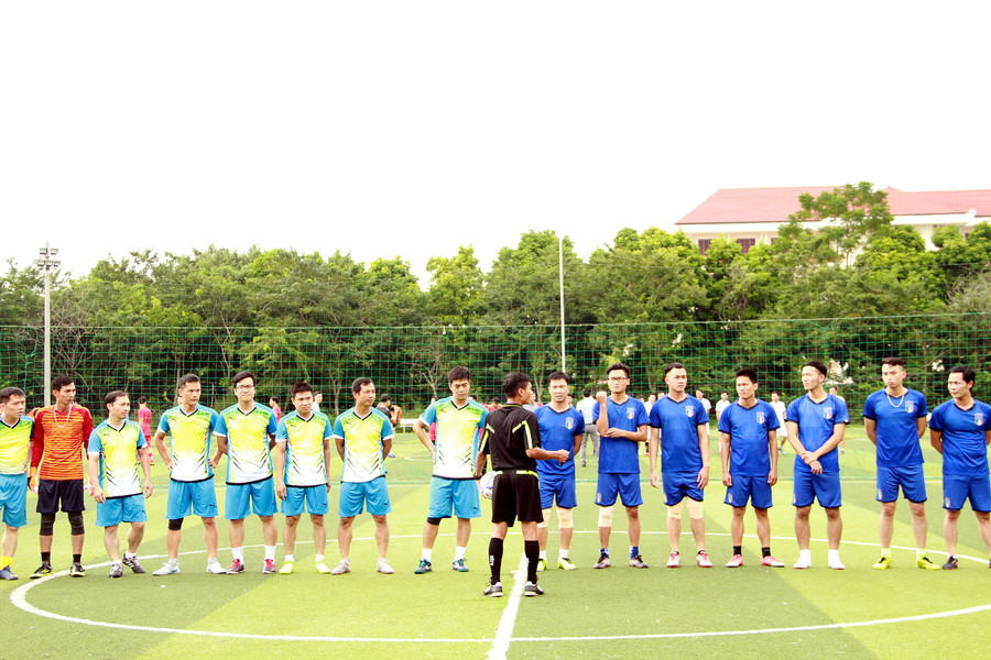 Ngay sau khai mạc là trận đấu giữa đội Lương Tài và Từ Sơn