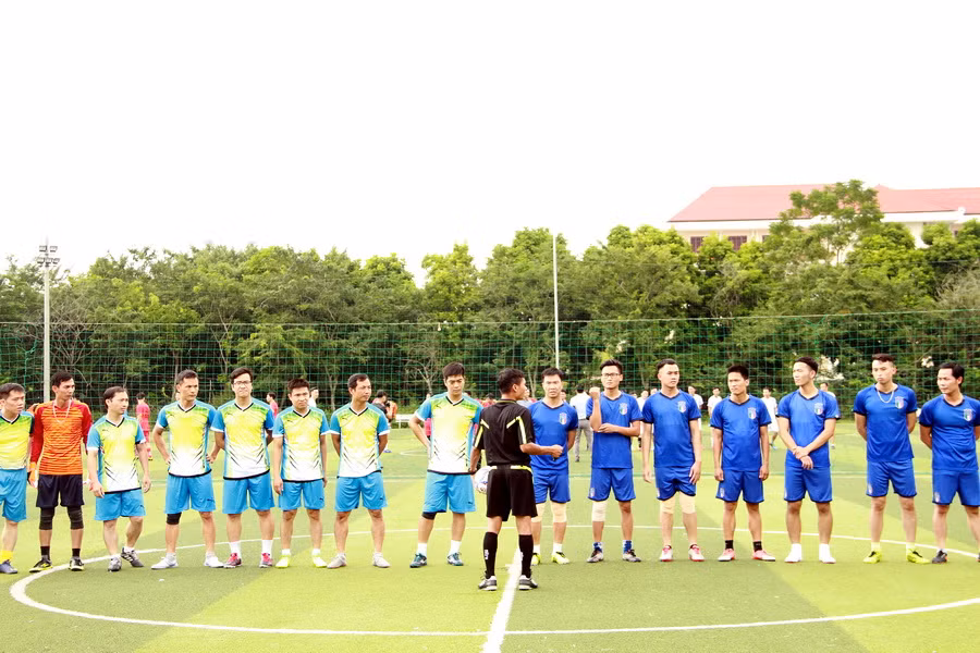 Ngay sau khai mạc là trận đấu giữa đội Lương Tài và Từ Sơn