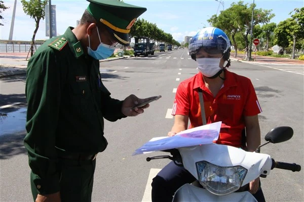 Tại các chốt kiểm soát, lực lượng chức năng sẽ dùng điện thoại thông minh để quét mã QR Code trên giấy đi đường của người dân.