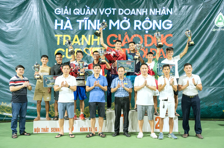 Ban tổ chức trao Cúp cho các VĐV đạt giải.