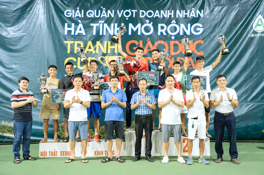 Ban tổ chức trao Cúp cho các VĐV đạt giải.