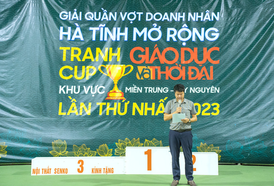 Nguyễn Văn Dũng - Trưởng đại diện VP Báo GD&amp;TĐ khu vực MT-TN, Trưởng Ban tổ chức giải phát biểu tại Lễ bế mạc.