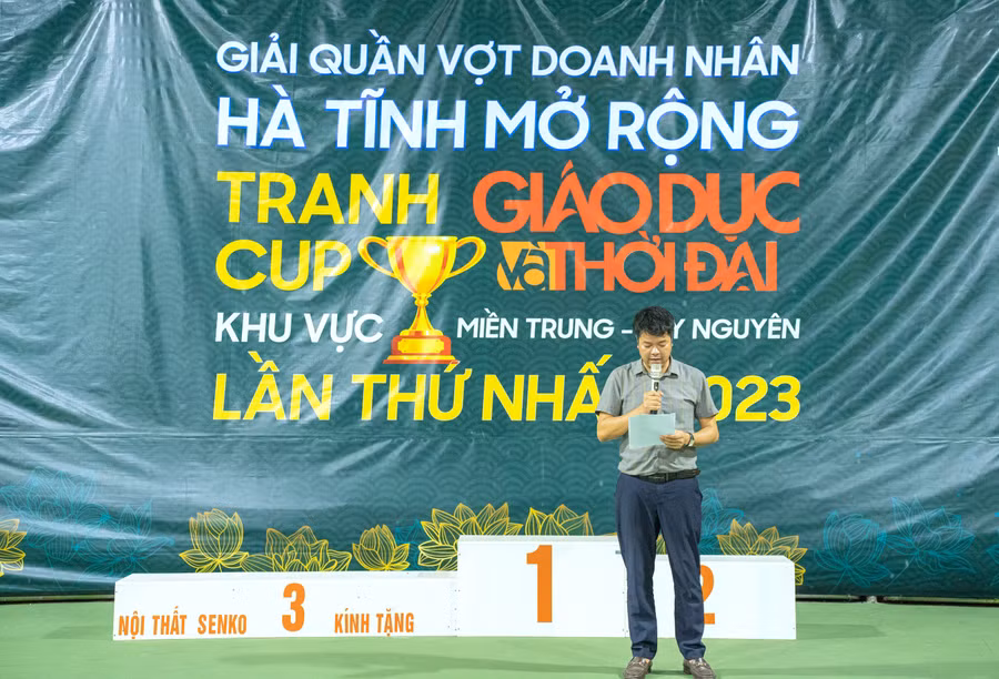 Nguyễn Văn Dũng - Trưởng đại diện VP Báo GD&amp;TĐ khu vực MT-TN, Trưởng Ban tổ chức giải phát biểu tại Lễ bế mạc.