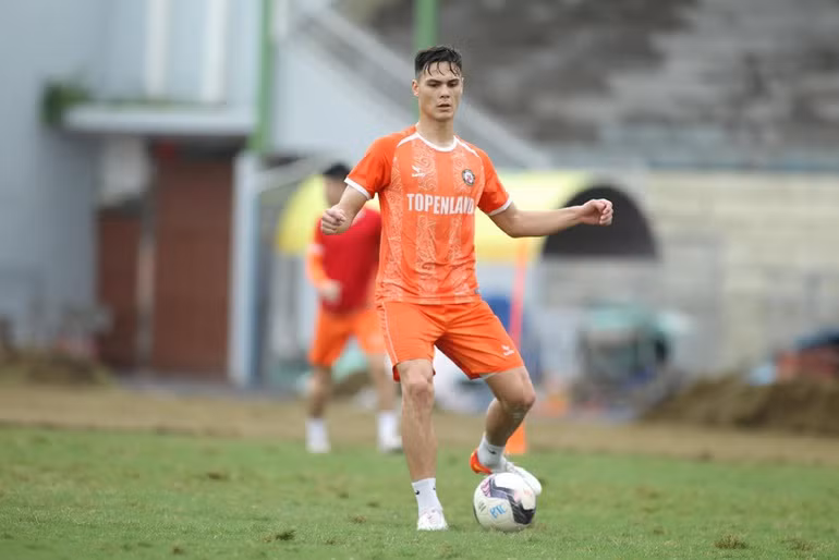 Cầu thủ Việt kiều Schmidt Adriano lần đầu được triệu tập lên tuyển Việt Nam.