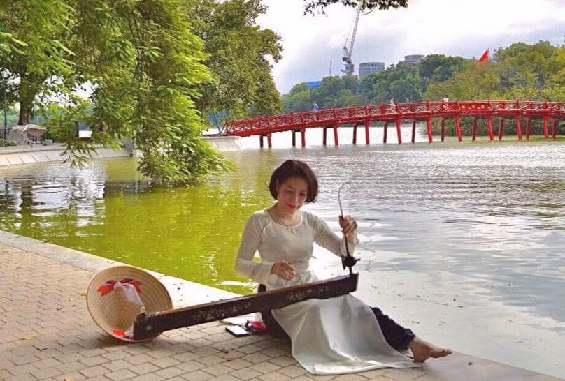 NSƯT Kim Anh luôn cháy bỏng niềm đam mê với cây đàn bầu.