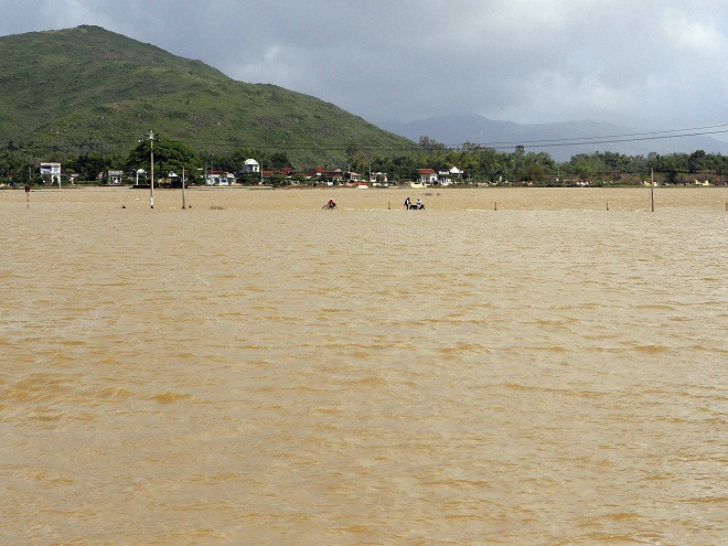 Miền Trung nhiều nhà dân bị ngập lụt do lũ (Internet) Miền Trung nhiều nhà dân bị ngập lụt do lũ (Internet)