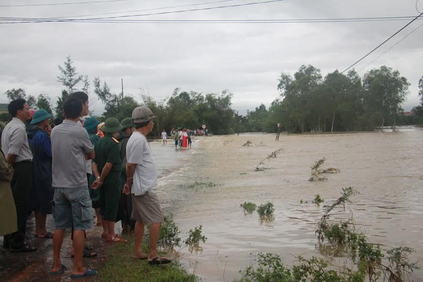 Sơ tán dân đề phòng lũ lên (Internet). Sơ tán dân đề phòng lũ lên (Internet).
