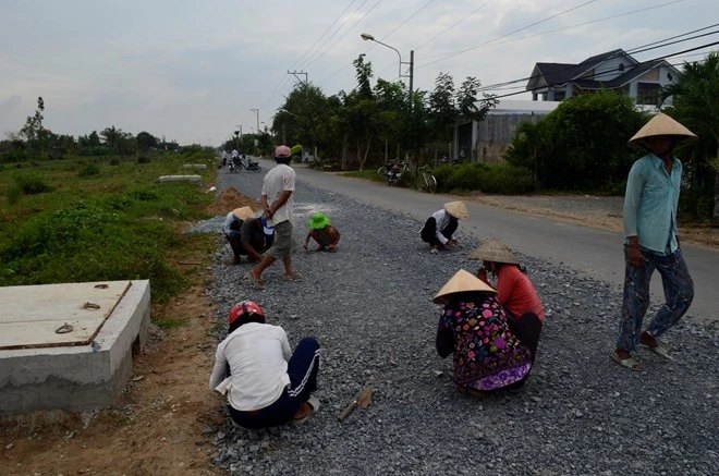 Hàng trăm người dân đổ ra đường nhặt... vàng