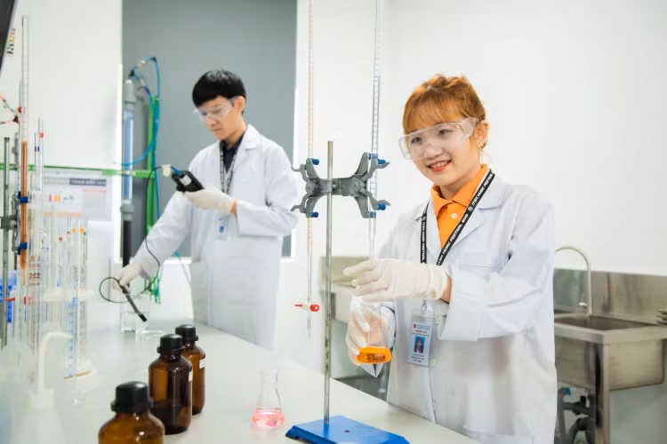 Sinh viên Khoa Công nghệ Trường ĐH Văn Lang nghiên cứu trong phòng Lab chuyên môn. Ảnh: Công Chương 