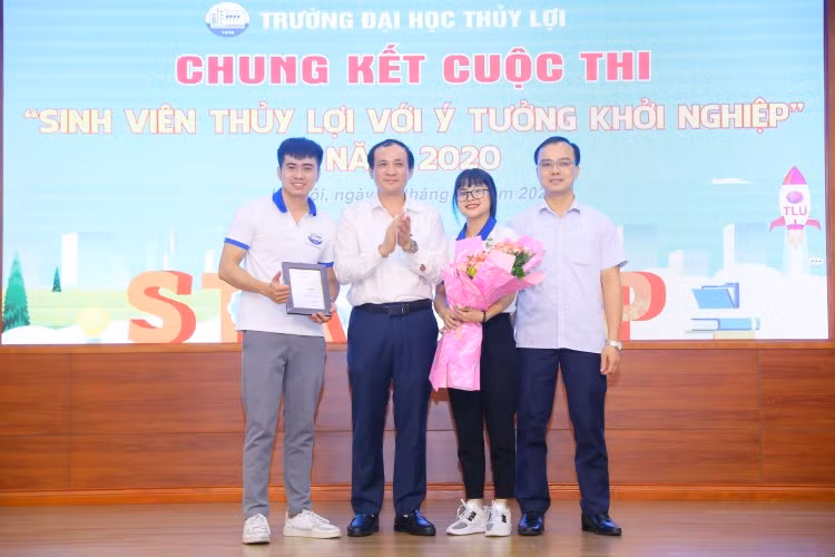 GS.TS Trần Trung Việt, Phó Hiệu trưởng Trường ĐH Thủy Lợi trao giải Nhất cho các sinh viên với ý tưởng khởi nghiệp. Ảnh: Lan Khuê