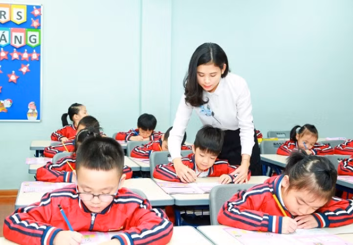 Luật Giáo dục 2019 đặt ra yêu cầu nâng chuẩn đối với giáo viên bậc THCS để có bằng đại học. Ảnh minh họa