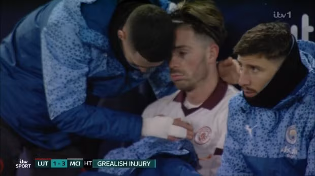 Các đồng đội tại Man City phải an ủi vỗ về ngôi sao Grealish.