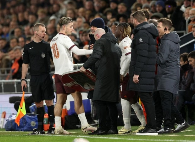 Grealish dính chấn thương và được thay thế bởi Jeremy Doku chỉ sau 38 phút. Grealish dính chấn thương và được thay thế bởi Jeremy Doku chỉ sau 38 phút.