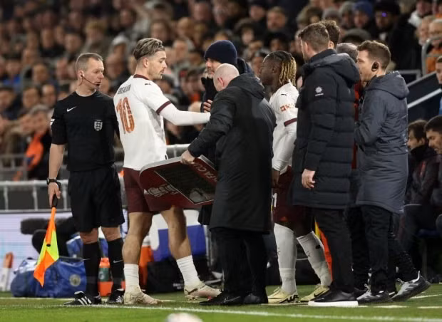 Grealish dính chấn thương và được thay thế bởi Jeremy Doku chỉ sau 38 phút.