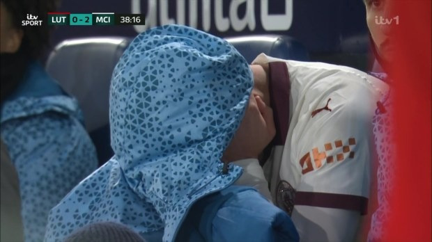 Jack Grealish hoàn toàn suy sụp sau khi phải rời sân vì chấn thương. Jack Grealish hoàn toàn suy sụp sau khi phải rời sân vì chấn thương.