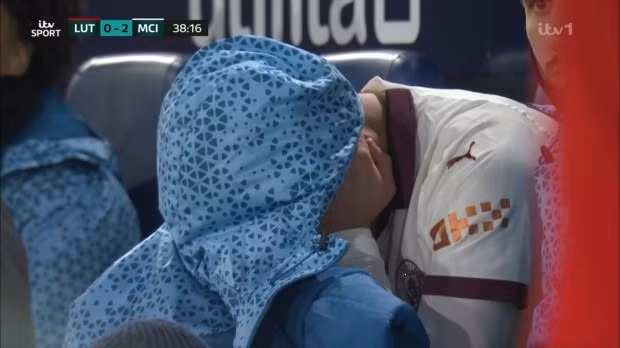 Jack Grealish hoàn toàn suy sụp sau khi phải rời sân vì chấn thương.