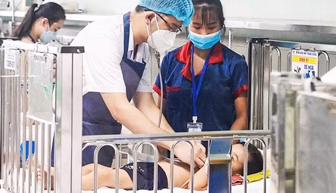 Bệnh nhi nhiễm Adenovirus điều trị tại Bệnh viện Nhi Trung ương. Ảnh: BVCC