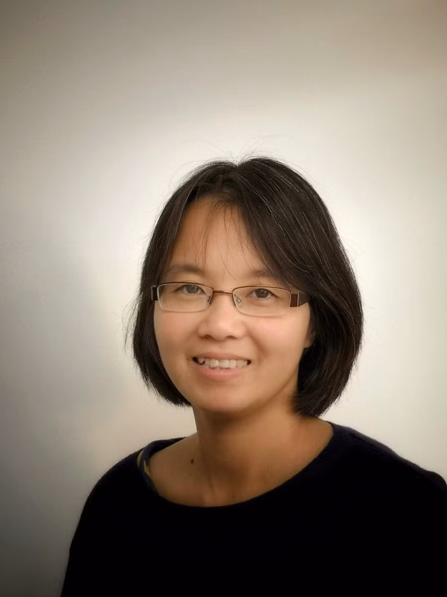 GS Lê Võ Phương Mai có rất nhiều kỉ niệm khi giảng dạy sinh viên Việt Nam du học ở Anh.